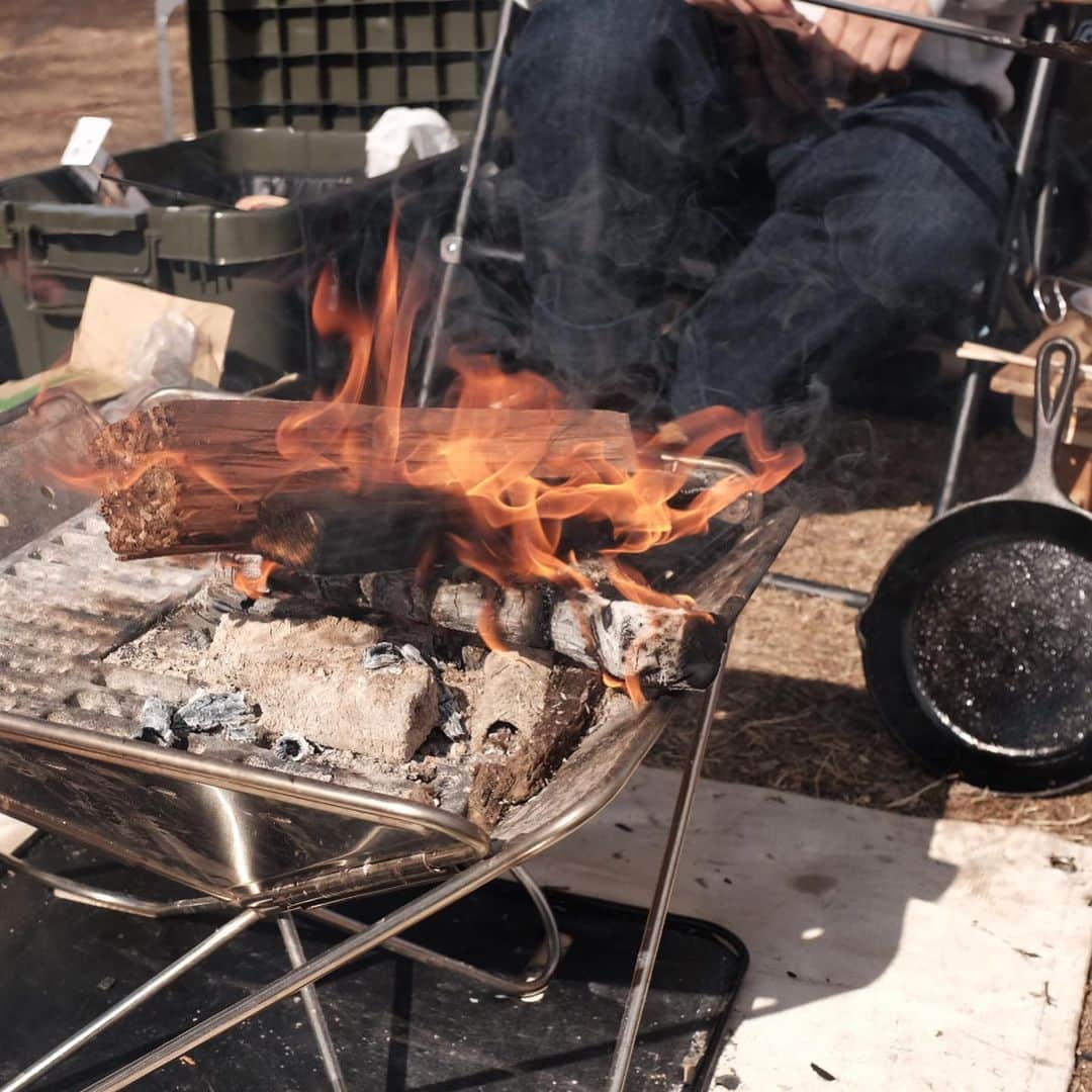 Rihwaさんのインスタグラム写真 - (RihwaInstagram)「Day-Camp🌞🌿 お弁当持ってったらほとんどピクニック🍀🌸 人の焚き火を借りてバターコーン！w🌽🔥☺️🙏🏽✨ バターコーンは、汁を出した缶にバターを乗せて、缶のまま火にかけて、完成！缶の丸焼き？😆✨✨ #いつかのデイキャンプ #キャンプ #camp #picnic #campic #キャンピック」2月27日 11時20分 - rihwa_official