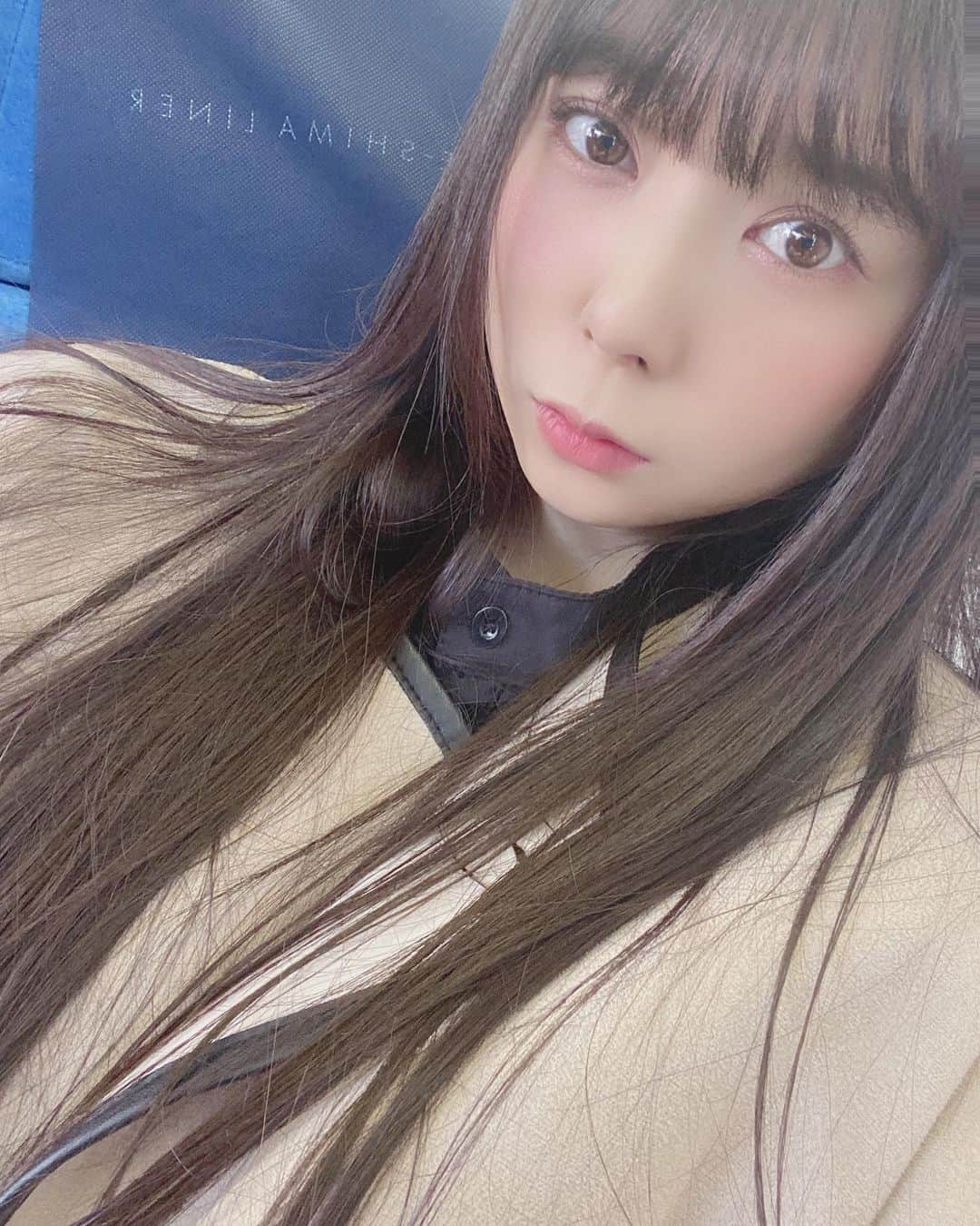 佐藤夢さんのインスタグラム写真 - (佐藤夢Instagram)「おはもんもん♡♡♡  久しぶりの近鉄電車のってる☺️ 今日は三島ゆかりちゃんホールのスーパードーム大和高田店様へＷ来店に行ってきます🙋‍♀️✨  原ゆずなちゃんと待ってますね❤️  #軟乳　#グラビア　#黒髪ロング　#大阪で一番可愛い子　#おはもんもん #水着　#競馬女子　#SKNフラッシュ8 #そのだけいば　#サニーデイガールズ　#イメージキャラクター #パチンコ　#実践来店 　#競馬予想　#デイリースポーツ　#トラスター」2月27日 11時25分 - dreamsatoo