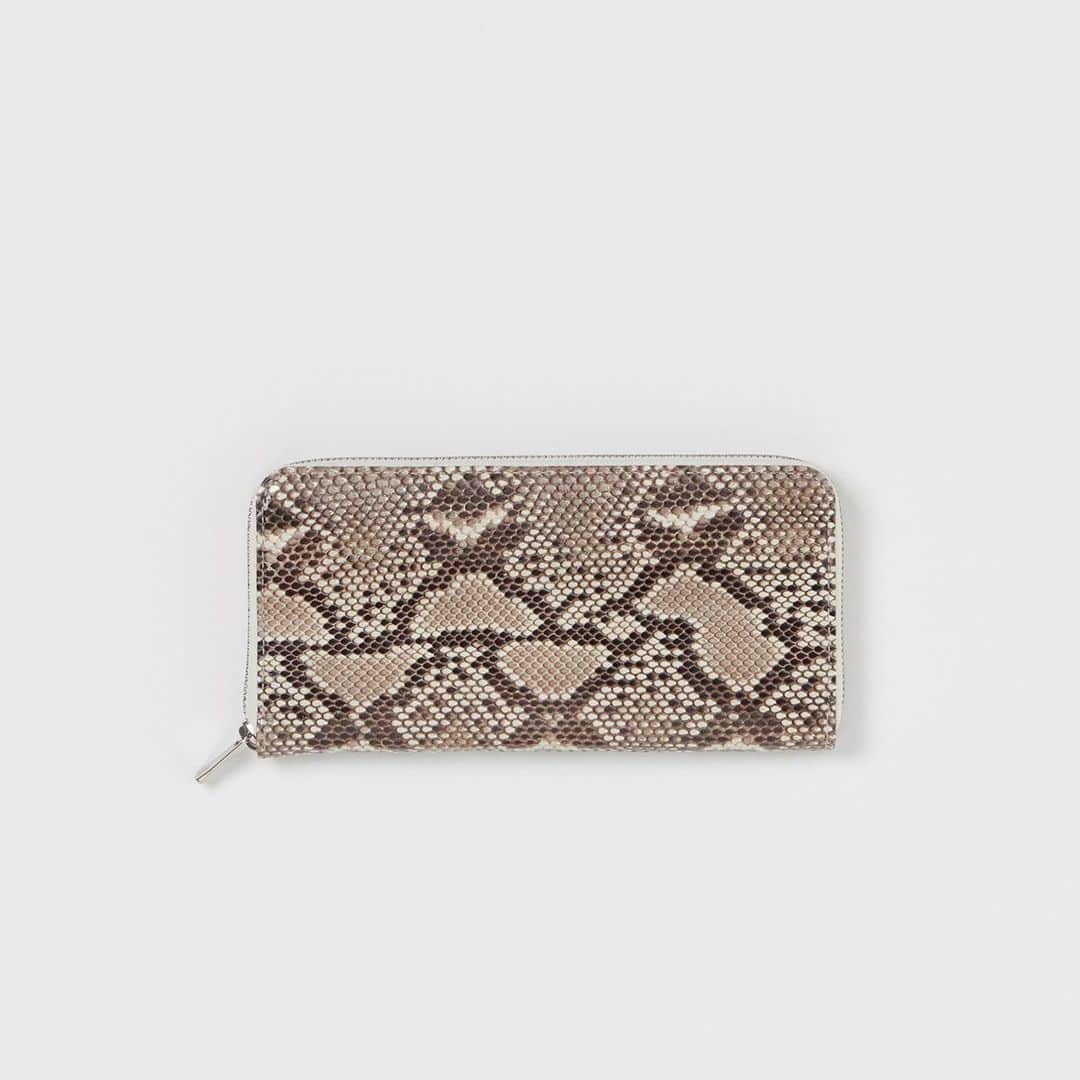 エンダースキーマのインスタグラム：「2021ws(winter/spring) will be at stores from the 6th of Mar.﻿ *flagship stores @sukima_shop and retailers in Japan﻿ ﻿ model: python long zip purse﻿ color: natural python, black python, orchid python﻿ ﻿ #henderscheme #2021ws」