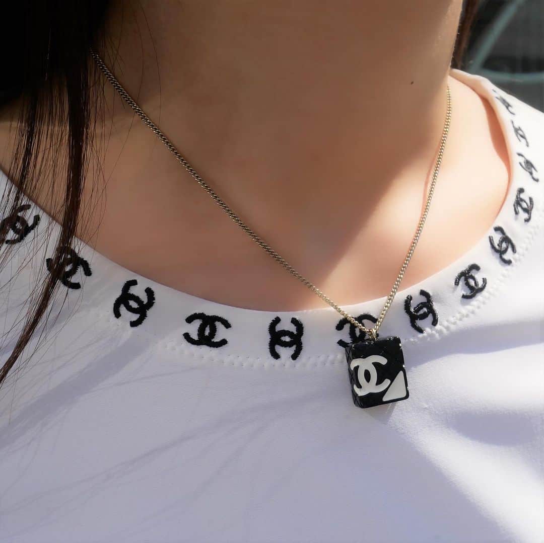 のインスタグラム：「Cambon Line Gold Chain Necklace from 1995  🛒Available Online for Purchase  Search Code: ao30937  ✈️Free Shipping Worldwide  📩DM for more info and pricing ➡️info@amorevintagetokyo.com   #Vintage #AmoreTokyo #Authentic」