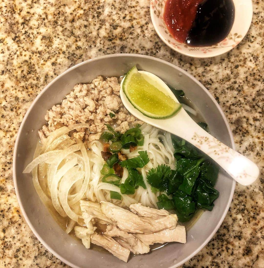 Jada Lalita Patipaksiriのインスタグラム：「For as long as I can remember, it was a Patipaksiri family tradition to do “noodle night” every Friday for dinner. Trying to now make it a Mitchell tradition🙂  #thaifood #thainoodlesoup #noodles #dinner #pho #asianfood #thaifood #chickensoup」
