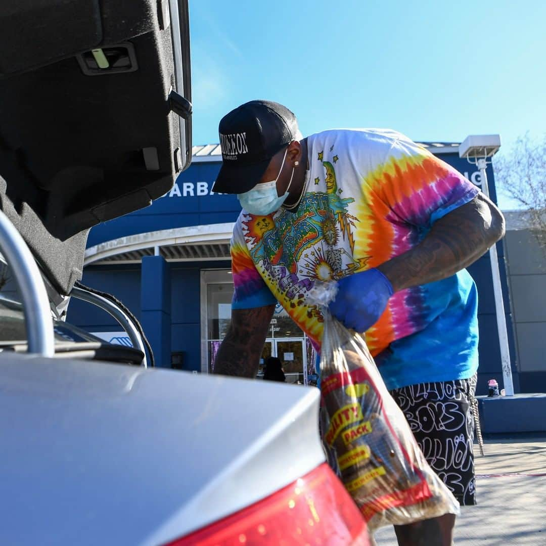 ヒューストン・テキサンズさんのインスタグラム写真 - (ヒューストン・テキサンズInstagram)「On Tuesday, @kingtunsil donated 148 cases of water and helped distribute food to Boys and Girls Club families in the Sunnyside community.  #TexansCare」2月27日 11時29分 - houstontexans