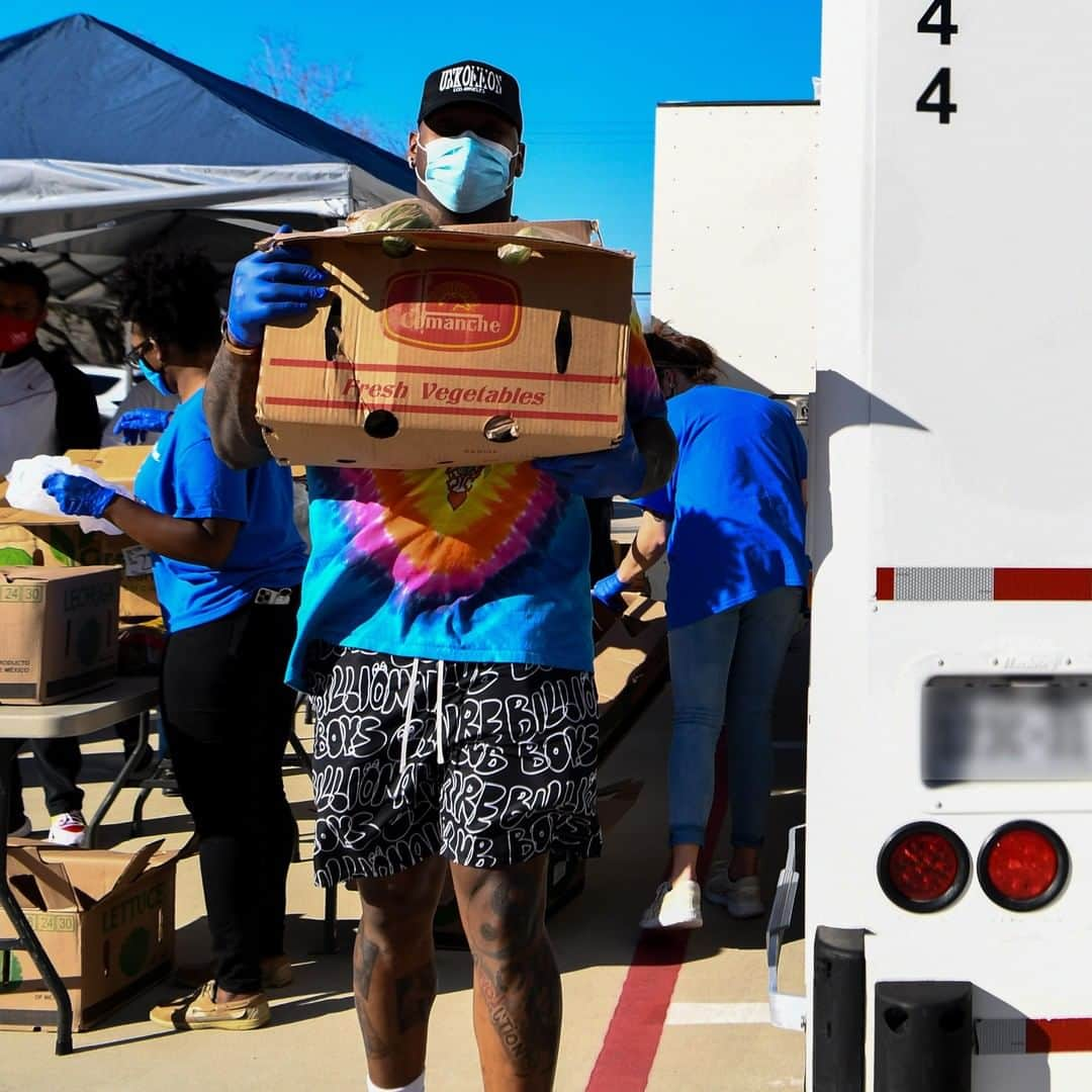 ヒューストン・テキサンズさんのインスタグラム写真 - (ヒューストン・テキサンズInstagram)「On Tuesday, @kingtunsil donated 148 cases of water and helped distribute food to Boys and Girls Club families in the Sunnyside community.  #TexansCare」2月27日 11時29分 - houstontexans