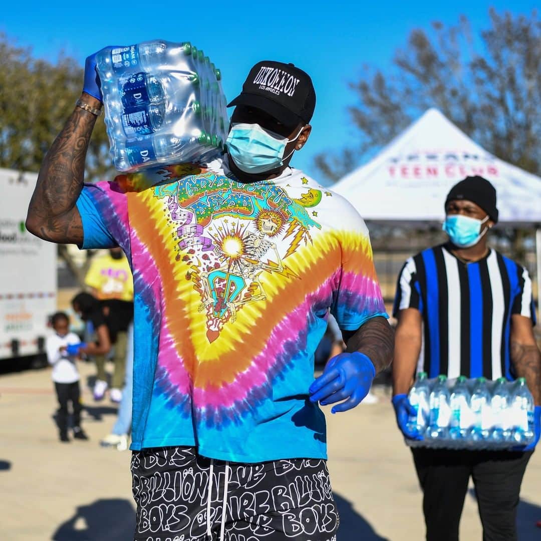 ヒューストン・テキサンズのインスタグラム：「On Tuesday, @kingtunsil donated 148 cases of water and helped distribute food to Boys and Girls Club families in the Sunnyside community.  #TexansCare」