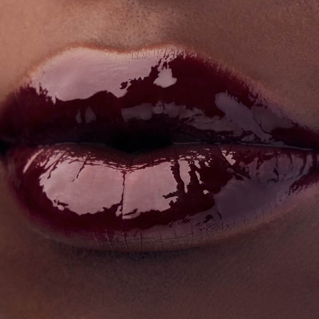 のインスタグラム：「When in doubt, gloss your pout! Coat lips with a conditioning kiss of high-shine colour with the jojoba oil-infused formula of Lipglass.  Makeup Artist: @marieke_thibaut Model: @mounia_madjo Photography : @brunogasperini」