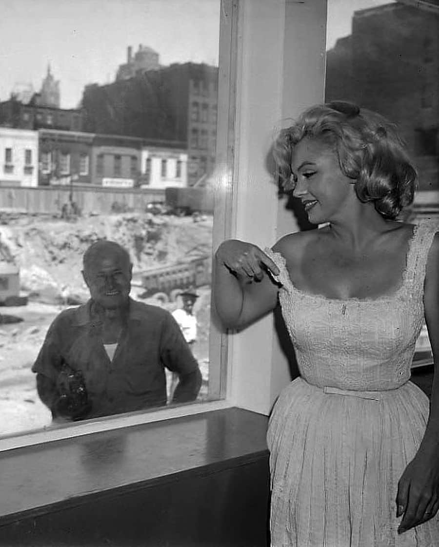 マリリン・モンローさんのインスタグラム写真 - (マリリン・モンローInstagram)「Marilyn arriving to help break ground for the ‘Time-Life’ Building near Rockefeller Center, July 2nd 1957. Peak the last pic for a laugh!🤍」2月27日 11時31分 - welovemarilyn