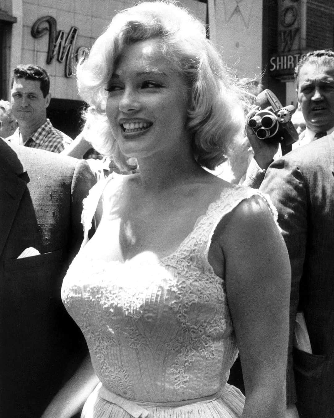 マリリン・モンローのインスタグラム：「Marilyn arriving to help break ground for the ‘Time-Life’ Building near Rockefeller Center, July 2nd 1957. Peak the last pic for a laugh!🤍」