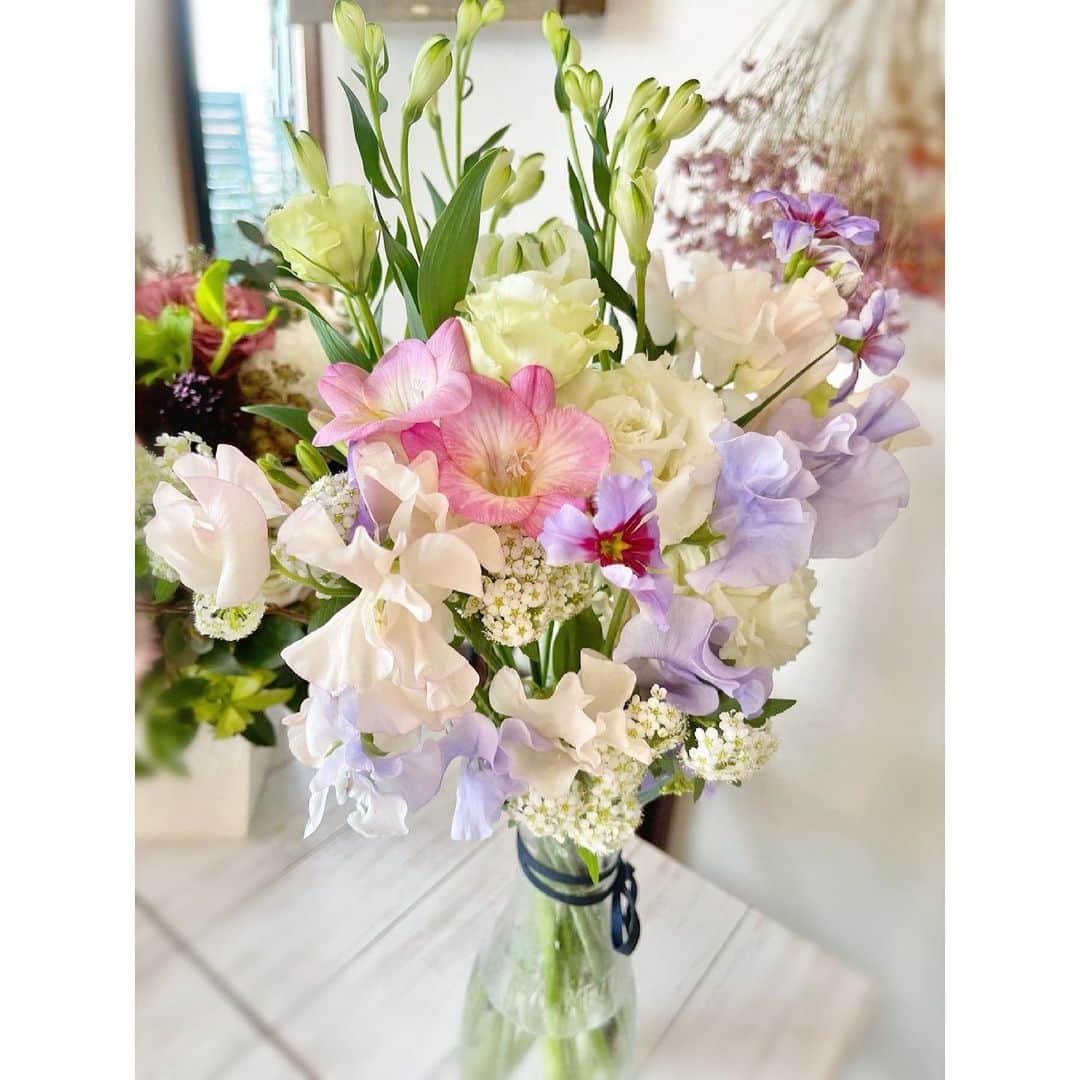 有村実樹さんのインスタグラム写真 - (有村実樹Instagram)「💐﻿ 皆様から頂いた沢山のコメントに、とても満たされた気持ちになっています。﻿ ﻿ こんなに多くの方から温かい気持ちを送ってくださり、なんて幸せなことだろう、とウルっとしてしまいました🥲✨﻿ こんな日を迎えられたことに感謝しかありません。﻿ ﻿ ﻿ 昨日、美的( @bitekicom )からは1枚目の美しいお花を頂きました💐﻿ お部屋が明るく清らかな空気に包まれています☺️﻿ ﻿ 主人からは、26日の0時になった瞬間にブーケをもらいました。﻿ サプライズ、嬉しかったな。﻿ ﻿ ﻿ 支えてくださる皆様に、私からも沢山の感謝の気持ちを返していけたらと思います。﻿ ﻿ ﻿ ﻿ #ありがとう #感謝」2月27日 11時32分 - arimura_miki