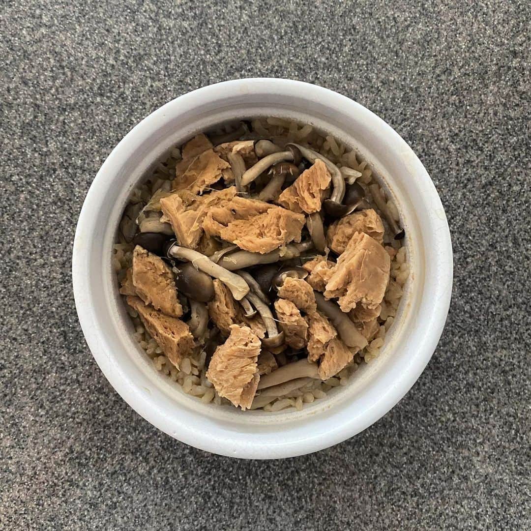 後藤正文のインスタグラム：「大豆肉と占地の釜飯  米1合 大豆肉 占地  水 180cc 醤油 大さじ1 味の母 大さじ1 野菜出汁粉末 生姜 アガベシロップ  大豆肉に生姜焼き風の下味をつけてから、占地と一緒に炊いた。しっかりタレに漬け込んだ大豆肉はさぞかし美味いだろうと食べてみると、全ての調味料が夜逃げしたような感じで、もぬけの殻となった大豆のフワフワでしかなかった。大豆肉は難しい。70点。  #趣味の釜飯 #101」
