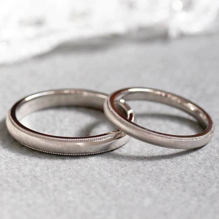ith / イズ オーダメイド結婚指輪さんのインスタグラム写真 - (ith / イズ オーダメイド結婚指輪Instagram)「一見シンプルな指輪に見えますが たくさんのこだわりが詰まった結婚指輪。  指輪の縁に"ミルグレイン"を施すと シンプルな指輪でも一気に印象が変わります。  表面にはメーゼ加工という ithオリジナルのサテンのような マット加工でお仕立てしました。  ホワイトゴールドの地金が いっそう深い味わいをみせ、 レトロ感のある指輪になりました。  ▽ 指輪について 結婚指輪(男性)：ミルグレイン K18：124,000円〜  結婚指輪(女性)：ミルグレイン K18：119,000円〜  公式ハッシュタグ🤳✨ #イズマリッジ  【オンラインサポートOPEN】 お二人それぞれのご自宅にいながら 指輪のオーダーメイドができる、 ithのオンライン相談もご活用ください💻 ご試着最多6点まで、レンタル可能です💍  #マリッジリング #エンゲージリング #結婚指輪 #婚約指輪 #カスタマイズ #指輪 #ダイヤモンドリング #婚約 #プレ花嫁 #ナチュラルウェディング #結婚指輪探し #指輪選び #指輪探し #結婚指輪選び #ペアリング #プロポーズ #特別感　 #オーダーメイドリング #結婚指輪オーダー #ゴールドリング #パーソナライズ #結婚準備 #花嫁  #2021春婚 #2021夏婚 #2021秋婚」2月27日 11時35分 - ith_marriage