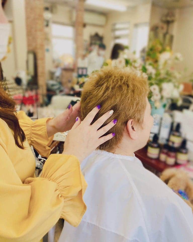 のインスタグラム：「先日、井上貴子選手の同級生のお店 美容室｢JUN｣に行って来ましたー👍 今回は髪の毛の色に変化がありますー カットもお気に入りなのですが、 考えてないようで考えてる同級生です(^^) 今日は17liveXLLPW-Xイベント企画が 18時～開始でーす❗ #美容室JUN #髪の毛  #17live  #イベント企画 #llpwx」