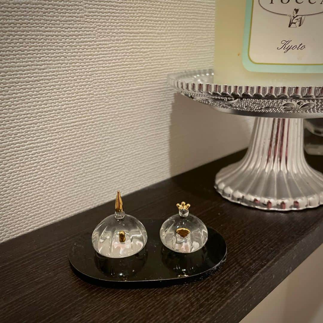 Hikari Noguchi 野口 光さんのインスタグラム写真 - (Hikari Noguchi 野口 光Instagram)「我が子は男児なので立派な雛飾りはないのですが、3㎝程度のこじんまりとしたガラスの雛人形をトイレに置いております。 #雛人形 #ミニ雛人形 #ガラス雛人形 #雛飾り #雛祭り」2月27日 11時37分 - hikari_noguchi