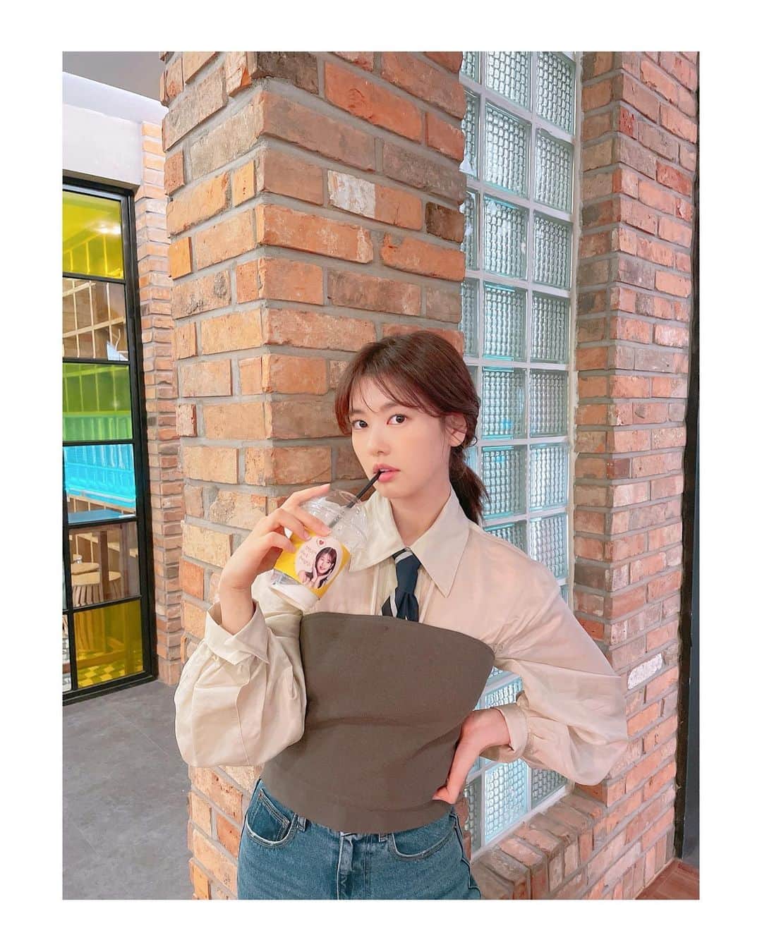 チョン・ソミンのインスタグラム：「시나몬 진저라떼 냠냠🥤 솜사탕이 사준 커피 냠냠🥤 흡입했집🏠 고마워요:) #월간집🏠 #NA01」