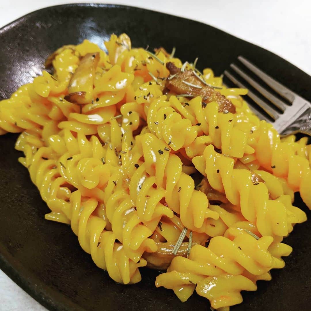 のインスタグラム：「アンコウズの アビコタツヤです。 ウチのガヤがすみません！ を見ていただいた皆様 ありがとうございます!  インスタは勝手がよく分かっておらず 投稿頻度はすくなめですが そんなでもよければ改めて よろしくおねがいします！😆  今回は　 「ウニとキノコの 　　　　フジッリクリーム仕立て」  を前に作ったのでご紹介します。  フジッリはパスタの一種で 写真の様にギザギザロール（文章力皆無） のパスタで食感があるソースに 絡みやすいのが特徴です。  私は貧乏なものでウニ等買える わけもなく粒ウニ（瓶タイプ）で 代用しております。  ニンニクをオリーブオイルで 香りをだしながらいためて 粒ウニと微塵のタマネギと じゃがいも、生クリームを入れて 少し煮詰めながらほぐしていなかます。  少し違いますがこの調理法を イタリアでは「マンテカート」と いいイタリアでは塩漬けにした鱈を この調理法でよく食べたりします。  キノコは手でさき強火で しっかり炒めてソースをいれ 茹でたフジッリを加えてチーズをいれ 好みのとろみにしたら完成です。  売れてちゃんとしたウニを つかいたいですね(泣）」