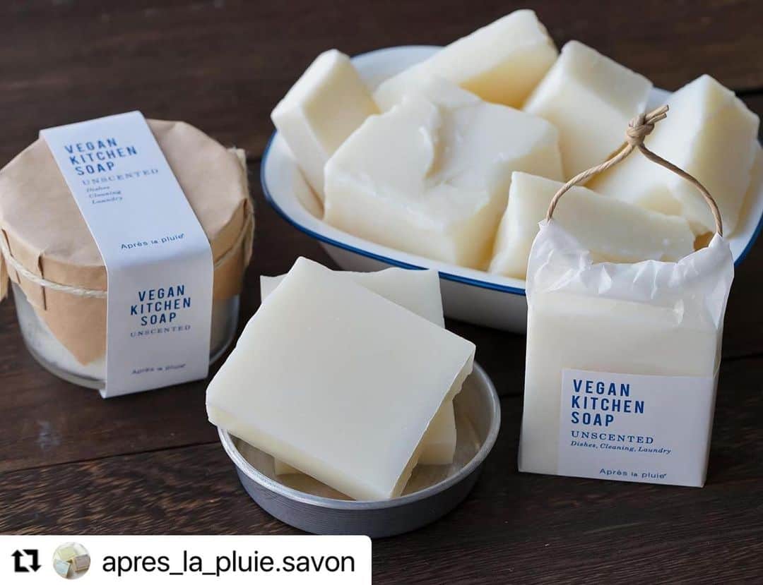 のインスタグラム：「#Repost @apres_la_pluie.savon with @make_repost ・・・ 地球にも身体にも優しい安心安全なキッチンソープ。排水溝から流しても海を汚さない環境に優しいアイテムです。  衣類のシミや襟、袖の汚れ落としにも効果的◎ 浴室のお掃除にも安心◎ マスクや布きんを洗うのも◎  天然の材料で作られているから、石けんとして使われて川や下水に流れても、自然界のミネラルと結びつき、魚のエサとなる脂肪酸マグネシウムや脂肪酸カルシウムなどになります。 石けんは１日で水と二酸化炭素に分解され、石鹸カスは微生物の栄養源となり生態系にリサイクルされます。  化学物質の無添加（合成界面活性剤・合成着色料・人工的な香料・酸化防止剤・保存料の不使用。  #アプレラプリュイの石けん #手作り石鹸  #キッチンソープ #ラベンダーハニー石鹸  #ラベンダーミント石鹸 #ミントショコラ石鹸 #はちみつ石鹸 #シアバター #マカデミアナッツオイル #スイートアーモンドオイル #オリーブオイル #シアバター #ホホバオイル #ゴマージュ #コールドプロセス #石鹸泡立てバッグ #プラスチックチックフリー #エコ #ゼロウェイスト #サスティナブル #クルエルティフリー #vegan #soap #プレゼント #ギフト #保湿 #おうち時間」