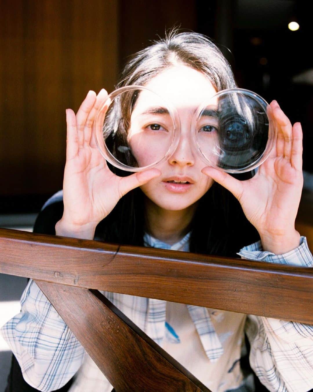 仁村紗和のインスタグラム：「キナリノ  ふと見た言葉たちに、温かい日差しと春の風を待つ記憶を思い出す。優しい笑顔の人達。春らんまん。  photo : Kotori Kawshima styling : Setsuko Todoroki hairmake : Yoko Yoshikawa edit&text : Kaoru Adachi」