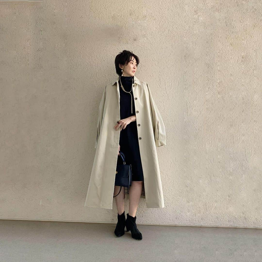 ayakonbubuさんのインスタグラム写真 - (ayakonbubuInstagram)「@poconyan.co  ちゃん✖️ @renorm_official  のコラボコート #バルマカーンコート  #グレージュ サイズM この丈感とボリューム、袖のぽわんに生地の張り感  一目惚れで、zozoの発売時間に　すぐポチリ🥰🥰🥰  ぽこちゃんすごいなぁ😍  バッグ　@florist_zozotown  靴　@gu_for_all_   #春コーデ #アラフォー#アラフォーコーデ  #40代コーデ #40代ファッション  #カジュアル#カジュアルコーデ#シンプル#シンプルコーデ #code#codenate #fashion #ootd #こんぶコーデ#ママコーデ#ママファッション#ママリ #mamamoo #locari#女の子ママ  #トレンチ#トレンチコート#春コート#trenchcoat #coat」2月27日 11時40分 - ayakonbubu