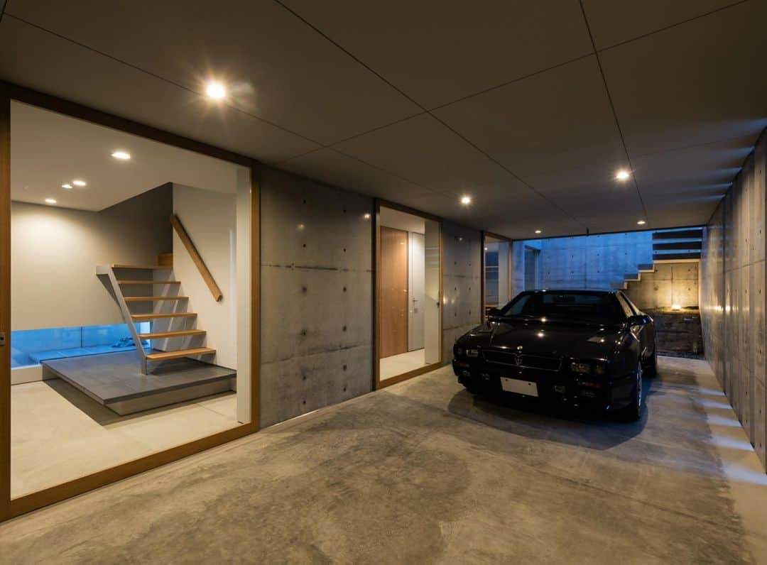 Horibe Associates co., ltd. のインスタグラム：「・ Garage House in Kawagoe  more⇨@horibeassociates  愛車マセラティシャマル を収容するガレージハウスをご希望されたご主人と  愛犬との静かな生活をご希望された奥様のご要望を叶えた  RC木混構造2階建ての中庭型住居  photo @yoheisasakura   #architecture#architect#architecturephoto#architecturephotografy#シャマル#マセラティ#マセラティシャマル#architettura#Kiếntrúc#arquitectura#Architektur#Arkitekture#architexture #マイホーム記録#マイホームメモ#ガレージハウス#maseratishamal#shamal#maserati」