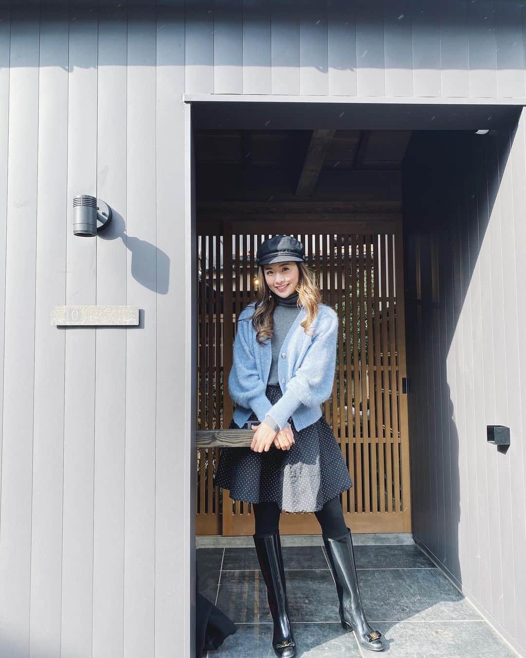 金本かすみのインスタグラム：「知り合いが金沢に素敵なお宿をオープンされたという事で、年始の休日に地元の親友と金沢集合❤︎🚅✨ @hotel101kanazawa  1日1組の完全貸切宿で、お食事所も個室を用意してもらえるからこの時期でも安心でした🎶☺️ 昔ながらの古民家をリノベーションしてオシャレでお庭の雰囲気もとても素敵😍✨ ORIGOという創作イタリアンの🍽も地元のお魚を使った新しいスタイルで見た目もオシャレでとっても美味しかった❕ ワインが好きでワサビが苦手だからか、お寿司よりこうゆうスタイルの方が個人的に好きだし、この感じなかなか無い❣️ 何気に金沢初だったけど、こんな素敵なお宿とお食事食べれるならまた行きたいな✨✨✨あまりウロウロできなかったから金沢のオススメあったら次回行きたいからもっと知りたい❤️ 雪を心配してレインブーツで行ったけどめっちゃお天気でした☀️www⛄️地元の親友との時間、大好き😘 #金沢 #kanazawa #hotel101kanazawa #金沢女子旅 #ORIGO #創作イタリアン #時差投稿 #すぎる」