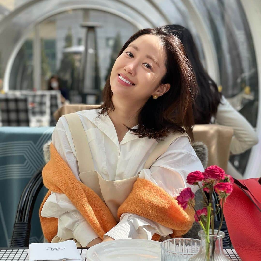 チョン・ヘビンのインスタグラム：「퐁피두센타 너낌나네🇫🇷🥖 날씨가 봄이라 브런치먹으러 가야해요 여러분 아까운시간에 누워있지말고 인나서 활기차고 행복한 주말 보내세요😎🤗 #남편이제사진좀찍네 #봄보보봄봄봄보로봄」
