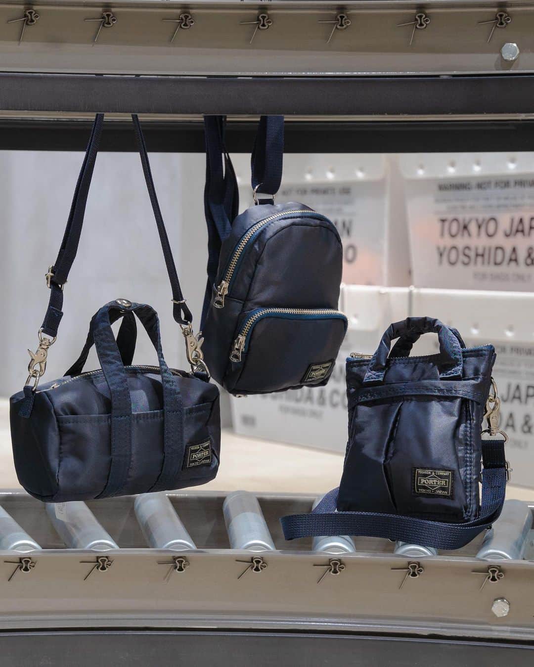 のインスタグラム：「﻿ SHOP ORIGINAL﻿ HOWL﻿ ﻿ 2WAY BOSTON BAG MINI﻿ No.381-18156﻿ ¥15,500+tax﻿ W175/φ105mm﻿ ﻿ 2WAY HELMET BAG MINI﻿ No.381-18157﻿ ¥14,500+tax﻿ W145/H180mm﻿ ﻿ DAYPACK MINI﻿ No.381-18158﻿ ¥15,000+tax﻿ W120/H170/D60mm﻿ ﻿ 吉田カバンの人気アイテムをミニサイズにアレンジしたシリーズ。﻿ ﻿ メイン素材には、光沢のあるナイロンツイルを使用し、ボンディング加工による柔らかな感触が魅力です。ミニマルなデザインは男女問わずお使いいただけ、お出掛けに欠かせないウォレットやスマートフォンなどの必需品が収まるサイズ感です。3型共通して取り外し可能なストラップが付属し、肩掛けや背負いとしてはもちろん、単体のポーチとしてもお使いいただけます。 ﻿ ﻿ こちらの商品は吉田カバンオフィシャルオンラインストアでも好評発売中です。﻿ ﻿ ※各店の営業時間は下記をご確認ください。﻿ PORTER STAND SHINAGAWA STATION﻿ 8:00〜22:00（土日祝21:00）﻿ PORTER STAND TOKYO STATION﻿ 8:00〜21:00﻿ PORTER STAND KYOTO﻿ 10:00〜18:30﻿ ﻿ #yoshidakaban #porter #luggagelabel #madeinjapan #japan #porterstand #shinagawa #tokyo #kyoto #ps #howl #minimum #shoulderbag #helmetbag #daypack #2way #gift #limited #exclusive #travel #吉田カバン#ポーター #ポータースタンド #品川 #東京 #京都 #限定 #駅ナカ #産寧坂」