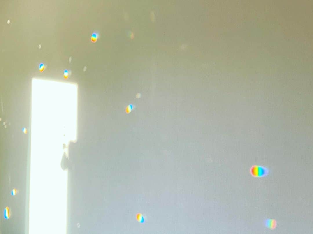 橋本麗香のインスタグラム：「🌈🔮🪞🪐🦄💖  お家の浄化には光も有効 太陽のパワーを借りて🙏🏻」
