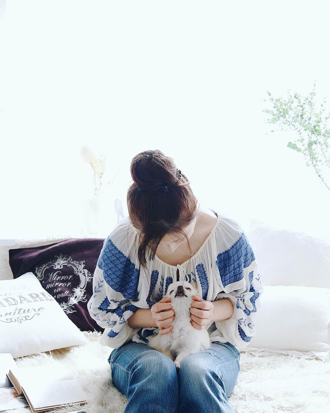 rieのインスタグラム：「.  .  2月27日。 またひとつ、 増えました。  ソファに座ると 必ず膝に来てくれる エクリュと。 エクリュといる私の記録。 大事な瞬間の切り取りです。  今年は今まで出来なかった やらなかったことを したいなぁ。  手に届く目標なら 気負わず出来そうだから。  風が強いです。 どこかの地域では 吹雪いてるのかな。 みなさんも、お体ご自愛ください。  .  .  #mybirthday」