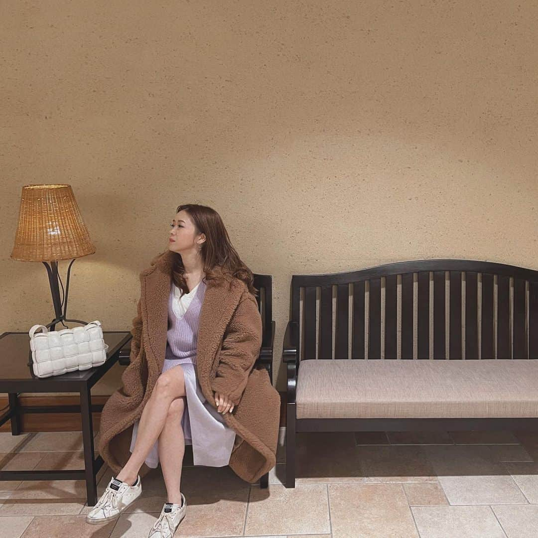 平井喜美のインスタグラム：「冬アウター🧸今日で着納めでよいかしら🌸﻿ ﻿ 素敵な週末を🌈﻿ ﻿ outer||﻿ @maxmara #maxmara knit&skirt||﻿ @stunninglure #stunninglure  shoes||﻿ @goldengoose #goldengoose  bag|| @newbottega #bottegaveneta   #ファッション #冬コーデ #マックスマーラ #テディベアコート #fashion #スタニングルアー #ゴールデングース #ボッテガバッグ #ボッテガ #パデッドカセット #ootd #コーデ記録 #チョコ」