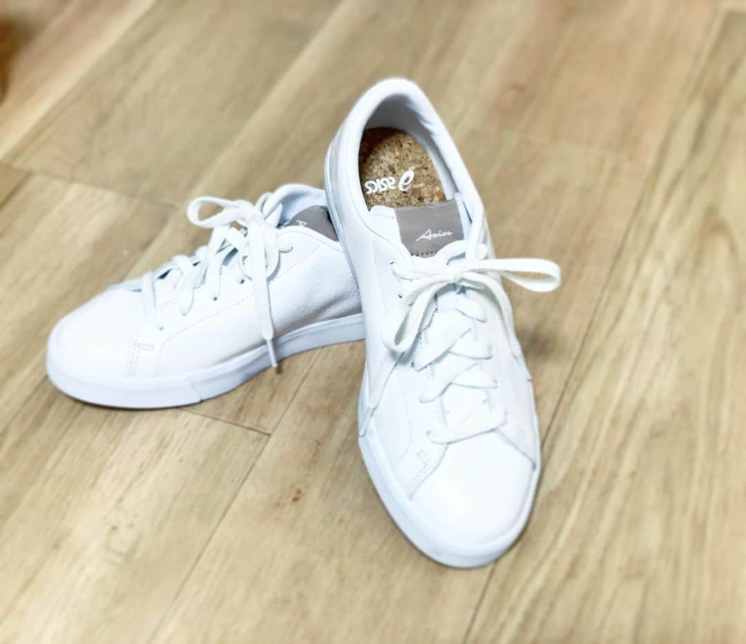 Mai Yamadaのインスタグラム：「軽さに衝撃を受けました😳  先日のベストスニーカードレッサー賞の時にお借りしたasicsのスニーカー。 履き心地も良く、人に地球にもやさしいスニーカーです。 . 👟ASICS GEL-LUX CT エコと軽量性がコンセプトのミニマルデザインのコートタイプシューズ。 アッパーにはエコレザー、タングラベル、ヒールテープにはリサイクルヤーンを採用し環境に配慮した仕様🌍 中敷はコルク素材になっています。 シュータンのロゴは新しいフォントデザイン✨ . #スニーカー#sneaker#靴#shoes #asics#アシックス#emmi #gelluxct #サステナブル#エシカル#エシカルファッション#sustainable#ethical#ethicalfashion#eco#ecoleather#recycle」