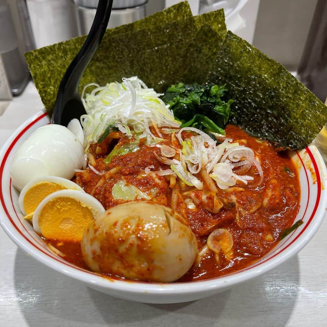 rasuのインスタグラム：「蒙古タンメン中本川崎店 北極やさいシャキシャキ10倍麺1/3 北極味玉ゆでたまごネギほうれん草海苔やさい大盛り  今日も最高に最高で最高だった 今週も2回行けて大満足٩( ᐛ )و そろそろ月跨ぎだし来月の限定が楽しみ過ぎて仕方ない(//´﹃｀//)  #蒙古タンメン中本 #蒙古タンメン中本川崎店 #北極やさいシャキシャキ #ラーメン」