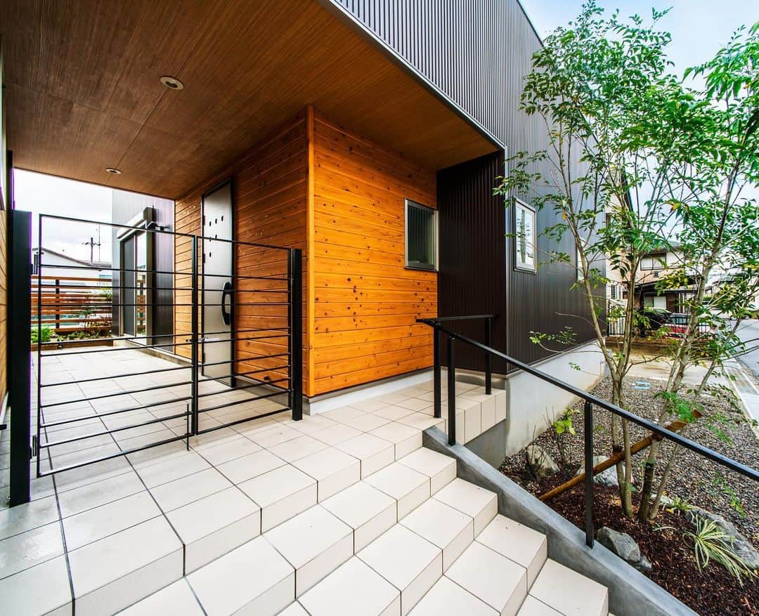 ルポハウス一級建築士事務所さんのインスタグラム写真 - (ルポハウス一級建築士事務所Instagram)「・ ・ ・ 中庭でつながる二世帯のお家。 ・ トンネルをもつユニークな外観。 ・ 柔らかい表情の塗り壁のボックスとシャープなガルバリウムのボリューム。 それぞれの前にはイメージを反転した前庭を設け、互いを引き立て合います。 ・ ・ ・ 𓐌𓐌𓐌𓐌𓐌𓐌𓐌𓐌𓐌𓐌𓐌𓐌𓐌𓐌𓐌𓐌𓐌𓐌  ルポハウスの施工事例はこちらまで☞ @reposhouse  𓐌𓐌𓐌𓐌𓐌𓐌𓐌𓐌𓐌𓐌𓐌𓐌𓐌𓐌𓐌𓐌𓐌𓐌 #ルポハウス は#ちょっとかっこいい家 を"友人のために" という思いでつくっています。 一生に一度の#マイホーム。 「あなたにしかできない」×「ルポハウスだからできる」で、 私たちだけの#家づくり を思いっきり楽しんでみませんか？！ ・ ・ ・ #住宅 #注文住宅 #新築一戸建て #デザイナーズ住宅  #一級建築士事務所 #設計事務所  #滋賀県大津市 #滋賀県草津市 #滋賀県栗東市  #滋賀県近江八幡市 #外観イメージ #外観デザイン #二世帯住宅 #ガルバリウムの家 #塗り壁の家 #ガルバと塗り壁の家」2月27日 11時55分 - reposhouse