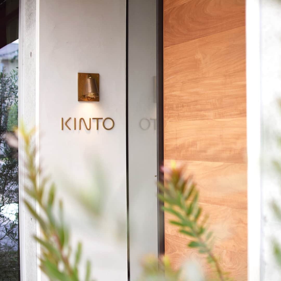 KINTOさんのインスタグラム写真 - (KINTOInstagram)「[KINTO STORE Tokyo: 感染防止対策とお客様へのお願い]⁠ 東京・中目黒のリテールショップ「KINTO STORE Tokyo」では、お客様と従業員の安全確保を優先した衛生管理体制に取り組んでおります。お客様にもご不便をおかけすることもございますが、何卒ご理解・ご協力のほどよろしくお願いいたします。⁠ ⁠ [安全確保のための取り組み]⁠ ・店舗スタッフの出勤時の検温、マスクの着用、手洗い・消毒を規則として徹底します。⁠ ・出入口を開放することにより換気を強化します。⁠ ・お客様の手に触れる頻度が高い箇所のアルコール消毒を徹底します。⁠ ・店舗スタッフからの積極的な声掛けは控えさせていただきます。御用の際は、お声がけください。なお、適切な距離をあけてお客様をご案内いたします。⁠ ⁠ [ご来店いただくお客様へのお願い]⁠ ・マスクの着用をお願いいたします。また、入店とお帰りの際に店頭の消毒液をご利用ください。⁠ ・混雑回避のために店内のお客様の数を制限させていただきます。入店をお待ちいただくことがございますが、ご理解のほどよろしくお願い申し上げます。⁠ ・体調が優れない場合にはご来店をお控えください。⁠ ・少人数でのご来店をお願いいたします。⁠ （詳しくはLinkin.bioをクリック @kintojapan）⁠ ---⁠ KINTO STORE Tokyo in Nakameguro will be implementing the following measures to help ensure the health and safety of our customers and employees. Thank you for your understanding and cooperation. ⁠ ⁠ [Precautionary Measures in Response to COVID-19]⁠ - For employees: Body temperature measured before work. Mandatory mask-wearing, hand washing and sanitization. ⁠ - Ensure air ventilation inside the store by opening entrance doors. ⁠ - Alchohol sanitization of frequently touched surfaces.⁠ - Keep interaction from employees to customers minimal. Please let us know if you require any assistance. ⁠ ⁠ [To our Valued Customers] ⁠ - Please wear masks and use the alcohol-based hand sanitizer in our store upon entering and exiting. ⁠ - We will limit the number of customers in the store to avoid congestion. Please kindly note that there might be a wait to get inside. ⁠ - Please avoid visiting the store if you do not feel well.⁠ - Please visit the store in a small group. ⁠ (see linkin.bio @kintojapan)⁠ ---⁠ Share your KINTO items with #mykinto for a chance to be featured.⁠ .⁠ .⁠ .⁠ #kinto #キントー #simpledesign #tableware #houseware #homedecor #simplelifestyle #lifestyle #シンプルデザイン #インテリア #暮らしの道具 #暮らしを楽しむ #シンプルな暮らし #丁寧な暮らし」2月27日 12時00分 - kintojapan