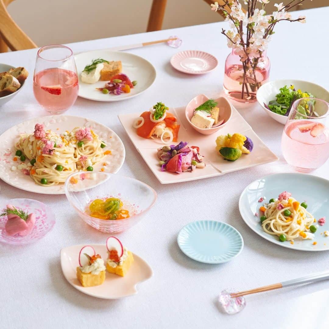 Afternoon Teaさんのインスタグラム写真 - (Afternoon TeaInstagram)「・ 【テーブルを桜で彩って】 #アフタヌーンティーのある暮らし  おうちで過ごす時間が増えた今年の春は、桜のアイテムで食卓を彩ってみませんか。ピンクを基調にした大皿や豆皿、桜の花びらがモチーフとなった小皿など、春を感じる可愛らしい食器が揃いました。  ＜1枚目＞ 優しい桜色、桜柄の食器たちは、メイン料理の盛り付けにぴったりの大皿から、かわいらしいサイズの豆皿まで、バリエーション豊富。いつもの食卓に加えるだけで、パッと華やかになります。  ＜2枚目＞ 主張しすぎない色味の淡いピンクの丸皿は、和食から洋食まで料理を選ばず馴染んでくれます。彩り豊かな春野菜を使ったパスタやサラダなどを盛りつければ、ダイニングテーブルがぐっと華やかに。  ＜3枚目＞ 桜の絵柄がついた三連皿は、スイーツやおつまみの盛り付け用におすすめ。桜の形の小鉢に旬の苺を盛り付ければ、春らしい組み合わせを楽しめます。リモートお花見の気分を盛り上げるのにもぴったりです。  ※店舗によって、臨時休業、一部営業時間変更の場合がございます。お客様には大変ご不便をおかけし申し訳ございませんが、何卒よろしくお願い致します。  #AfternoonTea #AfternoonTeaLIVING #アフタヌーンティー #アフタヌーンティーリビング #桜 #SAKURA #さくら #お花見 #津軽びいどろ #美濃焼 #リモート花見」2月27日 12時00分 - afternoontea_official
