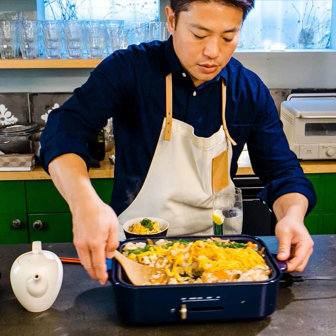 栗原心平のインスタグラム：「【次回予告】明日の動画は、ホットプレートを使った「焼きちらし寿司」です！  今年のひな祭りは、ホットプレートでいつもと違うちらし寿司で楽しみませんか？  最後はだし汁をかけていただきます！  #家で作ろう #栗原心平 #shimpeikurihara #ごちそうさまチャンネル #料理 #レシピ #簡単」