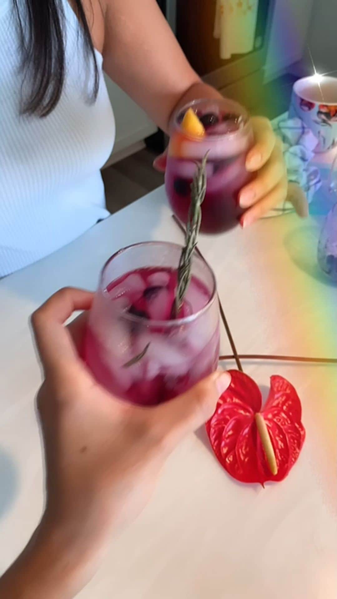 アリッサ ウーテンのインスタグラム：「This is @amandakutaka and I trying to be FANCY kine la dat ✨ Cheers! It’s Aloha Friday 🌺」