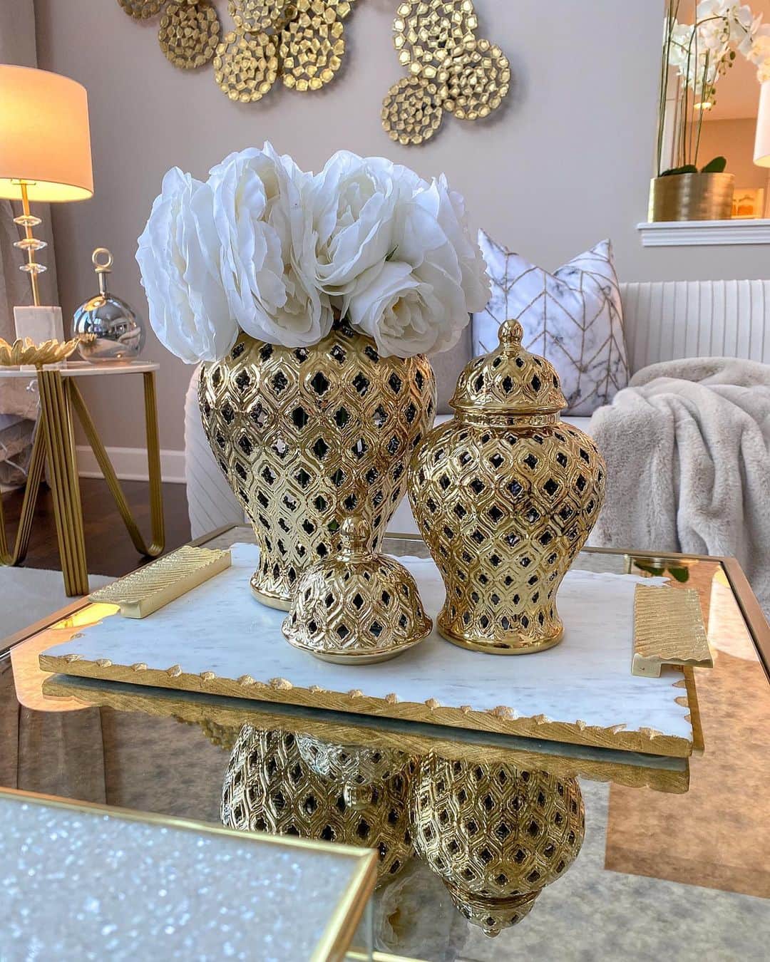 のインスタグラム：「SET YOUR ALARMS! Because tomorrow, Saturday at 12pm EST is our product drop day! Beautiful pieces you won’t want to miss out on! Things sell out fast so set your alarms and get ready! Inspiremehomedecor.com or link in bio to shop the drop tomorrow!」