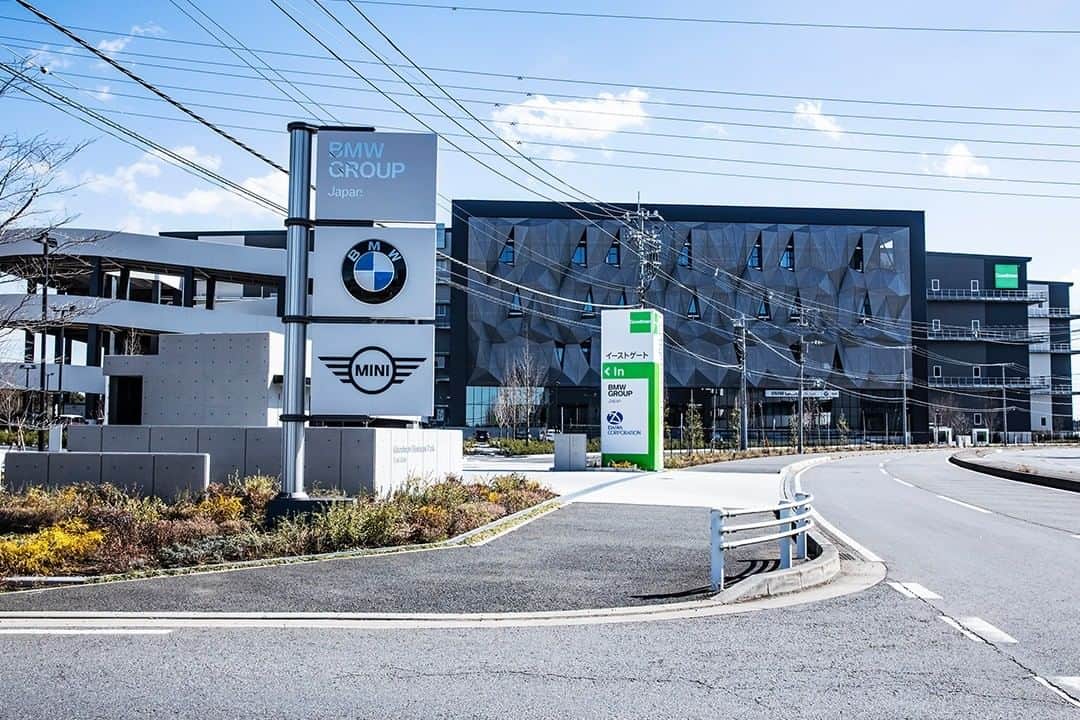 BMW Japanさんのインスタグラム写真 - (BMW JapanInstagram)「BMW Groupの国内最大の部品センター、「リージョナル・ディストリビューション・センター印西」がオープンしました。  貫かれているのは顧客第一主義。  特に電気自動車やPHEVなど、電動化モビリティのラインアップを拡充し供給体制を拡大。  設備もスペースも大幅に大きくなった施設で、持続可能な社会と、さらなる顧客満足を目指します。  @bmwjapan アカウントのトップからURLをタップ。公式Webサイトより、新しい部品センターの詳細をご覧いただけます。  #BMWService #いつまでも変わらない歓びを #BMW #BMWJapan #駆けぬける歓び」2月27日 12時00分 - bmwjapan