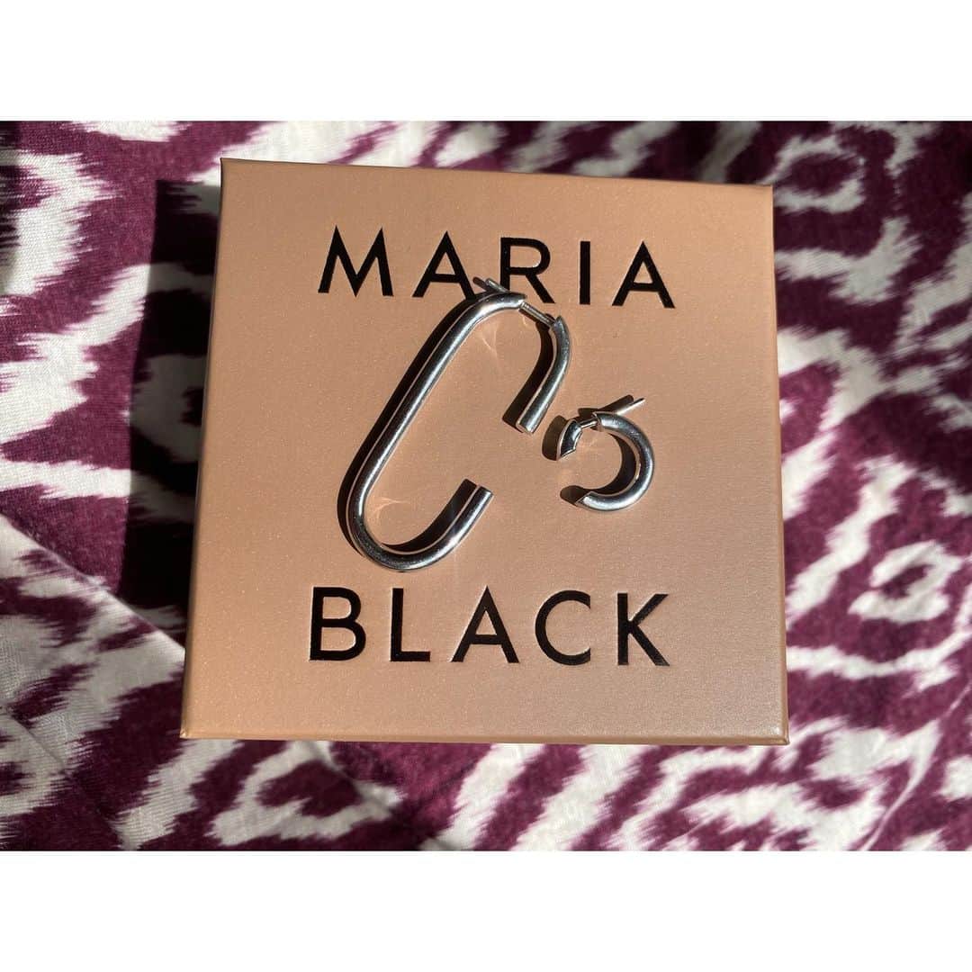 秋本祐希さんのインスタグラム写真 - (秋本祐希Instagram)「@mariablackjp  元来 ジュエリーはいっぱいつけるより ポイントになるぐらいが好みで ショートにして よりピアスに目を奪われています。 MARIA BLACK 左右の違いを楽しむお洒落と難しさは否めないけど いいよね 好きにつけてしまえ☺︎ #mariablack #earring #ピアス #jewelry お天気良いねっ 素敵な週末を☺︎」2月27日 12時02分 - ayuuki0908