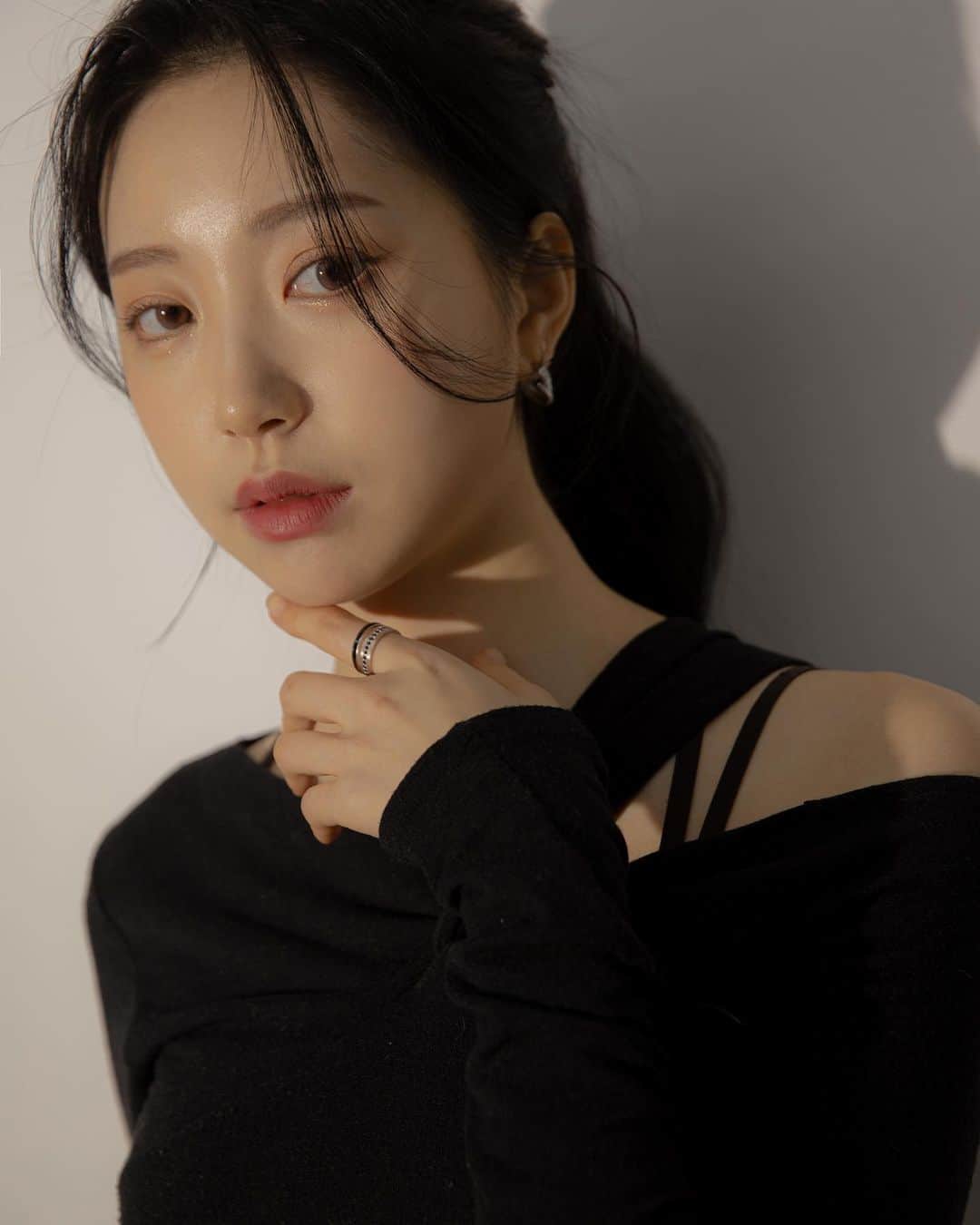 가로수길 , Seoulのインスタグラム：「📸 @jaylim1  #광고 @emphasisjewellery 이굥이가 착용한 반지는 두개의 반지를 한번에 착용하여  한개를 반지를 착용한듯한 느낌으로 포인트 연출 하기가 좋은듯! 블랙띠와 블랙큐빅이 잘어울리네요!:)   #EMPHASISJEWELLERY #CrownTheBeautifulYou #Manon #Ecruloy  #internationalshipping」