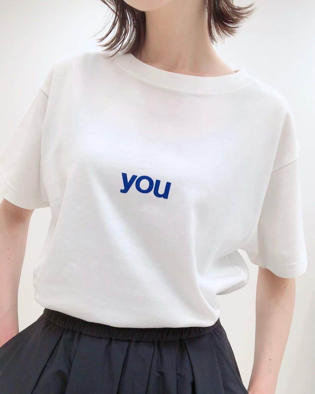 はれこのインスタグラム：「ゆー🤍💙 . 昨日のTシャツの色違い🌻 ネイビーのジャケット合わせたくなる🥺♡ . ぶわっとしたロングスカートもよく穿くので こっちの色はスカートで合わせてみました🐣🪞 (鏡の絵文字かわいい) . . #slobeiena #スローブイエナ #baycrews #ベイクルーズ」