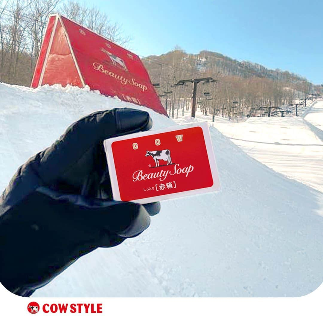 COWSTYLEIDのインスタグラム：「Tahukah kamu, sejak tahun 2015 Cow Brand rutin mengadakan event tahunan COWDAY yaitu sebuah kompetisi free style snow board di Hakuba 47 Winter Sports Park yang terletak di Hakuba, Nagano, Japan😍 That’s why terdapat icon Beauty Soap Red Box di taman bersalju tersebut ❤️  Putih saljunya seperti busa Beauty Soap Red Box yang putih & lembut ya 😍😍😍  📍Hakuba 47 Winter Sports 🇯🇵   #CowStyle101 #cowbrand #cowstyleindonesia #cowday」