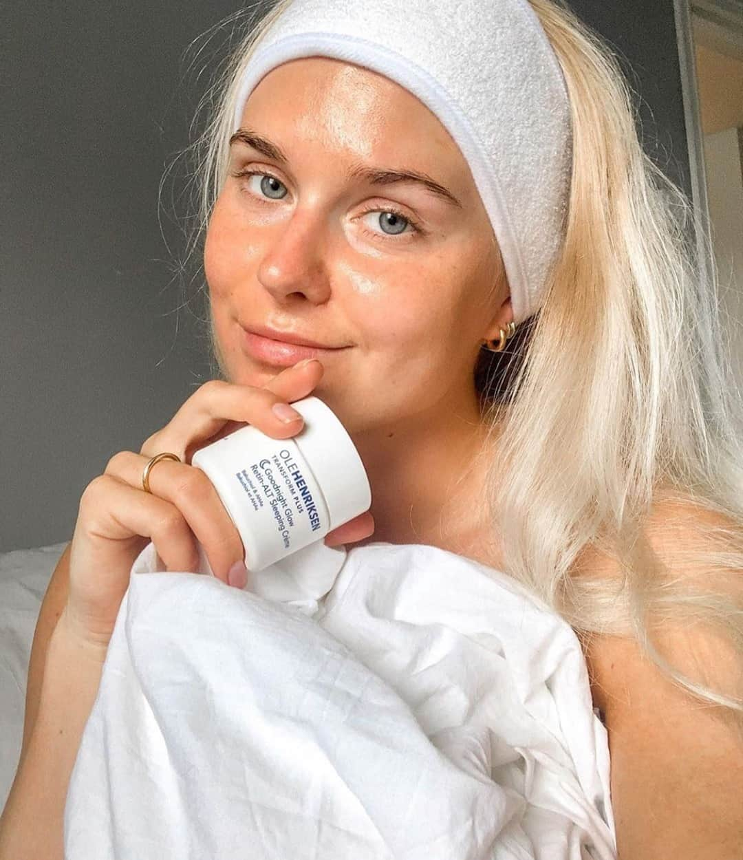 ウラヘンリクセンさんのインスタグラム写真 - (ウラヘンリクセンInstagram)「Pop this moisturizer on at night and pop off the next day 😍@thearch_no is glowing this #FreshFaceFriday thanks to Goodnight Glow Sleeping Crème 💜 Have you tried this moisturizer yet? #Regram」2月27日 12時04分 - olehenriksen