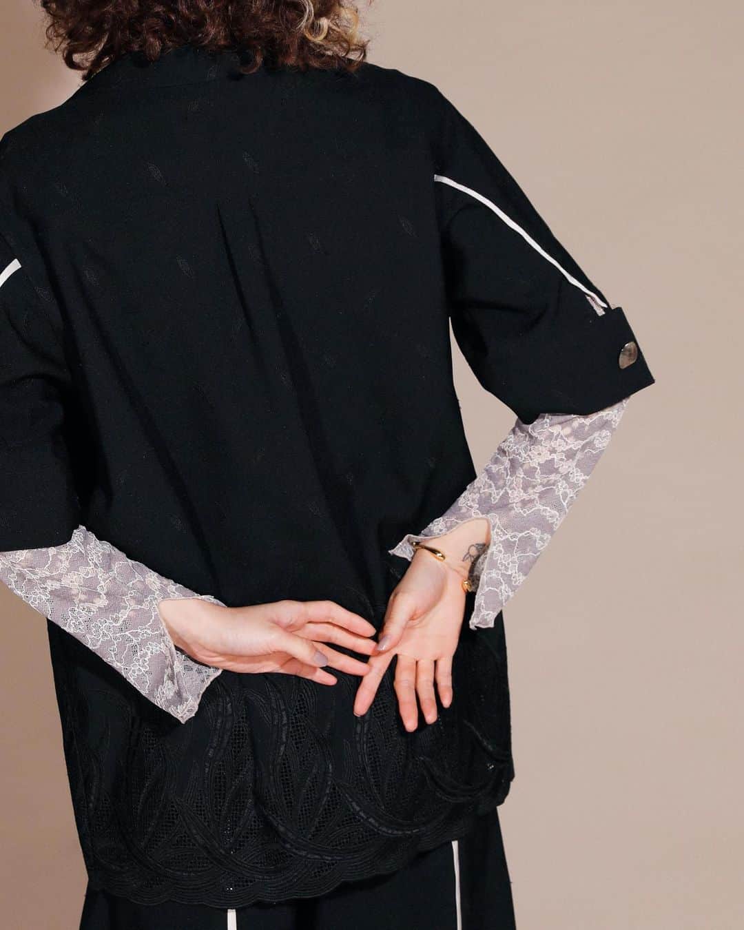 のインスタグラム：「・﻿ Path﻿ 2021 Spring / Summer Collection﻿ ﻿ _____﻿ ﻿ ﻿ stretch lace top﻿ ﻿ 3/5(fri.) 0:00﻿ available at online store﻿ ﻿ ﻿ ﻿ ﻿ #MURRAL﻿ ﻿」