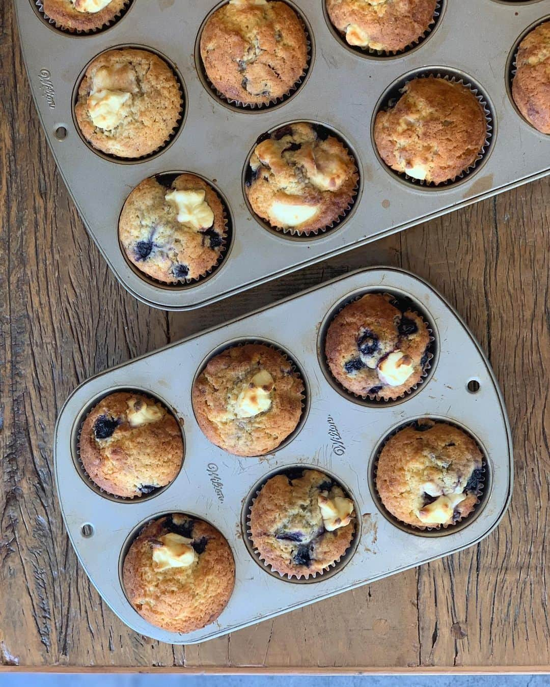 信太美月のインスタグラム：「Freshly baked! 🫐Blueberry cream cheese muffin」