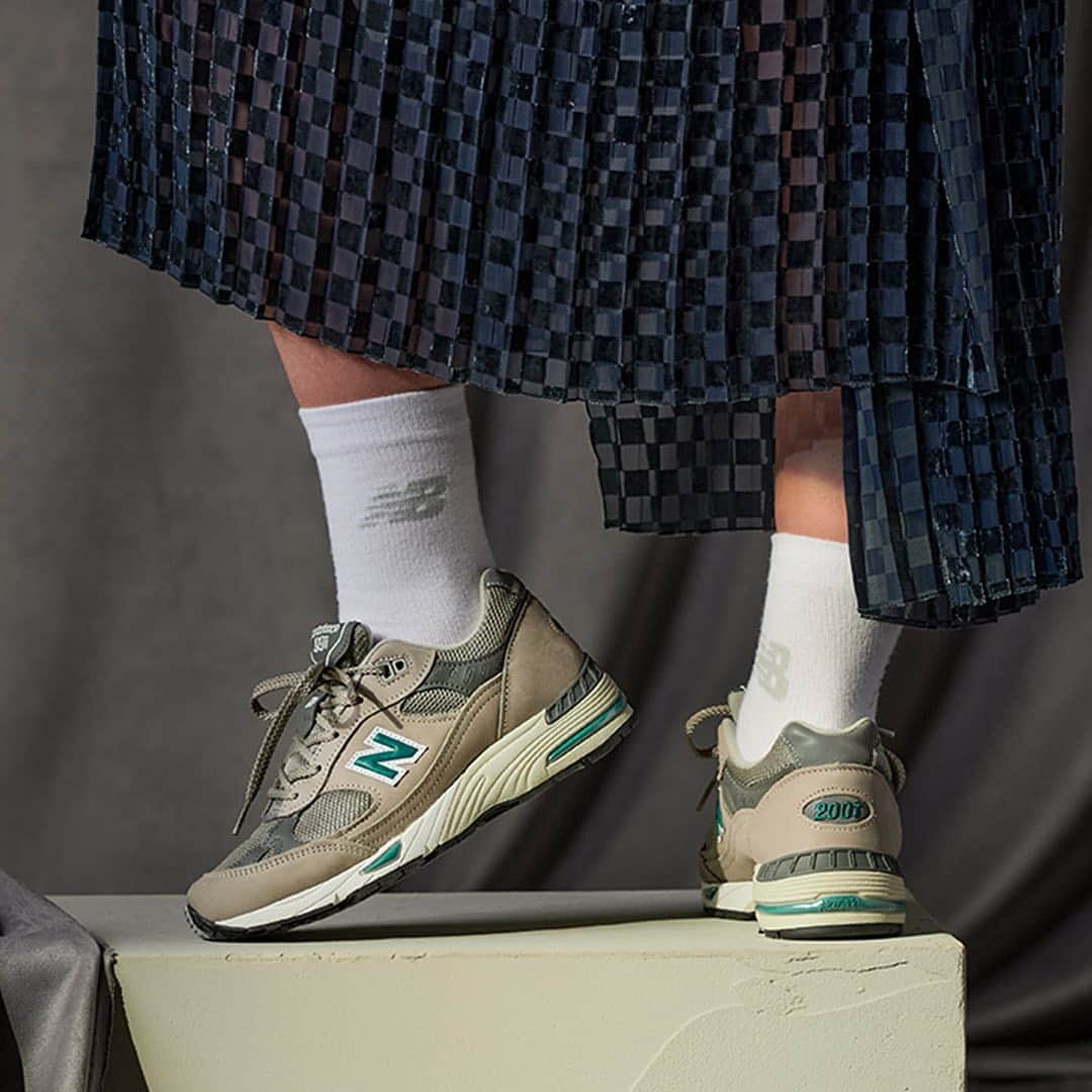 HYPEBEASTさんのインスタグラム写真 - (HYPEBEASTInstagram)「@hypebeastkicks: In celebration of the 20th anniversary of the 991 silhouette, @newbalance is releasing a classy 991 Made in U.K. anniversary edition for both men and women. The upper is comprised of a tonal gray upper, with the men’s take boasting dark gray branding and accents, while the women’s taking on vibrant pops of teal. Other details include the signature ABZORB window in the forefoot and streamlined toe-box for comfort synonymous with the brand’s running models of the time. Pick up a pair now for $264.99 USD.⁠⁠ Photo: New Balance」2月27日 12時06分 - hypebeast
