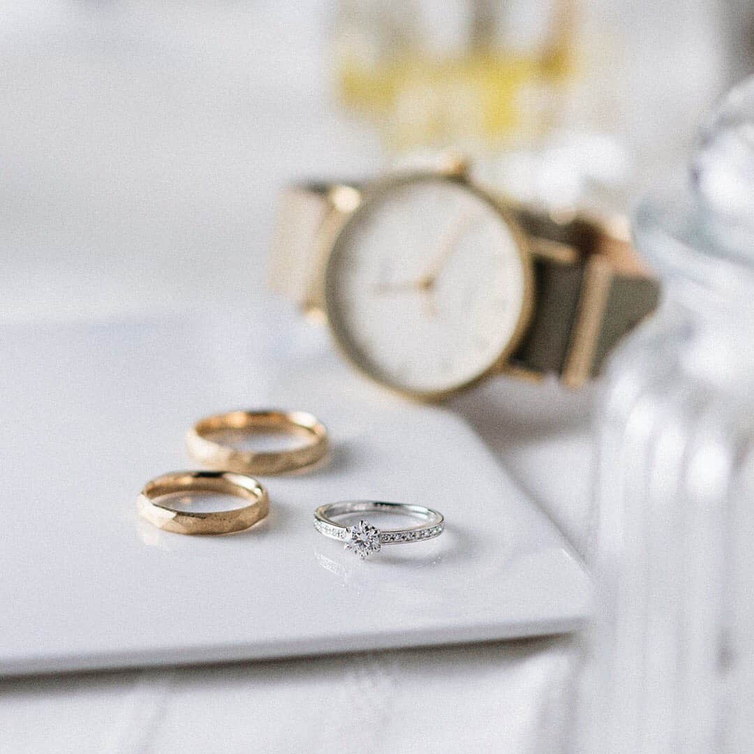 BRILLIANCE+（ブリリアンス+）さんのインスタグラム写真 - (BRILLIANCE+（ブリリアンス+）Instagram)「自分らしさのスイッチを パチン、と入れる。 身支度の仕上げにリングを着ける時の そんな感覚が心地良い。 . #暮らしとジュエリー #ブリリアンスプラス #婚約指輪 #エンゲージリング #engagementring #結婚指輪 #マリッジリング #marriagering #結婚指輪探し  #ブライダル #夫婦時間 #jewelry #今日のリング #リングコーデ」2月27日 12時07分 - brilliance_plus