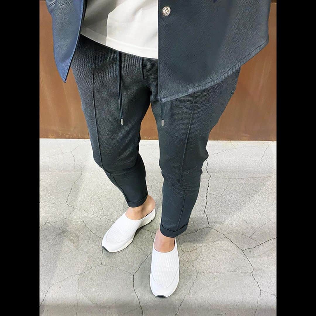 セレクトショップN.K.Bさんのインスタグラム写真 - (セレクトショップN.K.BInstagram)「✨今日のN.K.B STYLE✨ 👕【シャツ】AKM WRINKLE ITALIAN SHIRTS (INDIGO) 👕【Tシャツ】AKM S/S V-NECK T (WHITE) 👖【パンツ】AKM SWING EASY PT (BLACK) 👟【シューズ】AKM BACKLESS DIA SLIPON (WHITE)  セレクトショップN.K.B小林です。  本日は、AKM 21S/Sコーディネート!! 久しぶりのレザーシャツ。 気軽に羽織れて、デニムは勿論ショートパンツスタイルにもお勧めです♪  2021 S/Sアイテムは、全てポイント10倍進呈!!  商品の詳細は、画像タップでご確認頂けます。 その他の商品はプロフィール( @n.k.b_fukui )のURLよりN.K.B公式ウェブストアでご確認下さい。  全品送料無料❗️新規会員登録ですぐ使える1,000ポイントも進呈中です。  ++++++++++++++++++++ N.K.Bは、福井県福井市にあるセレクトショップ。 オーナーの小林が、取扱ブランドの最旬コーデと新作先行予約・入荷情報をPostしています。 もしよければ、いいね＆フォローよろしくお願いします❗  【主な取扱ブランド】 AKM | エイケイエム VEGAHLUXE | ヴェガリュクス 1piu1uguale3 | ウノピュウノウグァーレトレ 1piu1uguale3 SPORT| ウノピュウノウグァーレトレスポーツ LUXE163AKMBB | リュクス163エイケイエムビービー Junhashimoto | ジュンハシモト TFW49 | ティーエフダブリューフォーティーナイン TOM FORD EYEWEAR | トムフォード アイウェア DABORO | ダボロ PIUORO | ピウオッロ MOOSEKNUCKLES | ムースナックルズ newblance | ニューバランス and more… ++++++++++++++++++++  #1piu1uguale3 #ウノピュウノウグァーレ #エヌケービー #メンズファッション #メンズファッションコーデ #ファッション好きと繋がりたい #メンズコーデ #お洒落さんと繋がりたい #おしゃれさんと繋がりたい #服好きな人と繋がりたい #ファッション好きな人と繋がりたい #ファッション大好き #今日のコーデ #本日のコーデ #ファッションコーデ #インスタファッション #エヌケービー #ファッションスナップ #ファッション好き #アパレルショップ #ファッションコーディネート #メンズアパレルショップ」2月27日 12時11分 - n.k.b_fukui