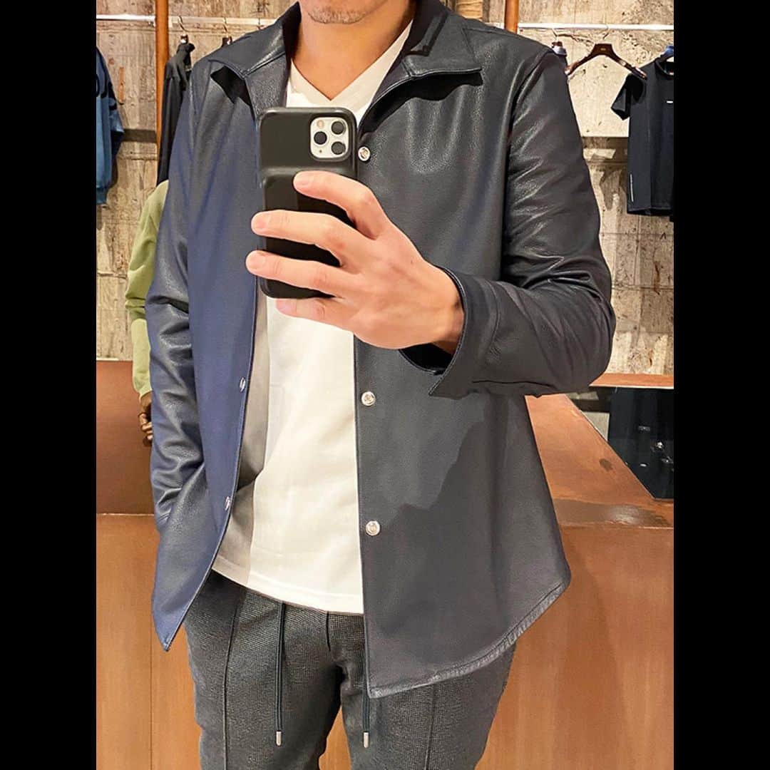 セレクトショップN.K.Bさんのインスタグラム写真 - (セレクトショップN.K.BInstagram)「✨今日のN.K.B STYLE✨ 👕【シャツ】AKM WRINKLE ITALIAN SHIRTS (INDIGO) 👕【Tシャツ】AKM S/S V-NECK T (WHITE) 👖【パンツ】AKM SWING EASY PT (BLACK) 👟【シューズ】AKM BACKLESS DIA SLIPON (WHITE)  セレクトショップN.K.B小林です。  本日は、AKM 21S/Sコーディネート!! 久しぶりのレザーシャツ。 気軽に羽織れて、デニムは勿論ショートパンツスタイルにもお勧めです♪  2021 S/Sアイテムは、全てポイント10倍進呈!!  商品の詳細は、画像タップでご確認頂けます。 その他の商品はプロフィール( @n.k.b_fukui )のURLよりN.K.B公式ウェブストアでご確認下さい。  全品送料無料❗️新規会員登録ですぐ使える1,000ポイントも進呈中です。  ++++++++++++++++++++ N.K.Bは、福井県福井市にあるセレクトショップ。 オーナーの小林が、取扱ブランドの最旬コーデと新作先行予約・入荷情報をPostしています。 もしよければ、いいね＆フォローよろしくお願いします❗  【主な取扱ブランド】 AKM | エイケイエム VEGAHLUXE | ヴェガリュクス 1piu1uguale3 | ウノピュウノウグァーレトレ 1piu1uguale3 SPORT| ウノピュウノウグァーレトレスポーツ LUXE163AKMBB | リュクス163エイケイエムビービー Junhashimoto | ジュンハシモト TFW49 | ティーエフダブリューフォーティーナイン TOM FORD EYEWEAR | トムフォード アイウェア DABORO | ダボロ PIUORO | ピウオッロ MOOSEKNUCKLES | ムースナックルズ newblance | ニューバランス and more… ++++++++++++++++++++  #1piu1uguale3 #ウノピュウノウグァーレ #エヌケービー #メンズファッション #メンズファッションコーデ #ファッション好きと繋がりたい #メンズコーデ #お洒落さんと繋がりたい #おしゃれさんと繋がりたい #服好きな人と繋がりたい #ファッション好きな人と繋がりたい #ファッション大好き #今日のコーデ #本日のコーデ #ファッションコーデ #インスタファッション #エヌケービー #ファッションスナップ #ファッション好き #アパレルショップ #ファッションコーディネート #メンズアパレルショップ」2月27日 12時11分 - n.k.b_fukui