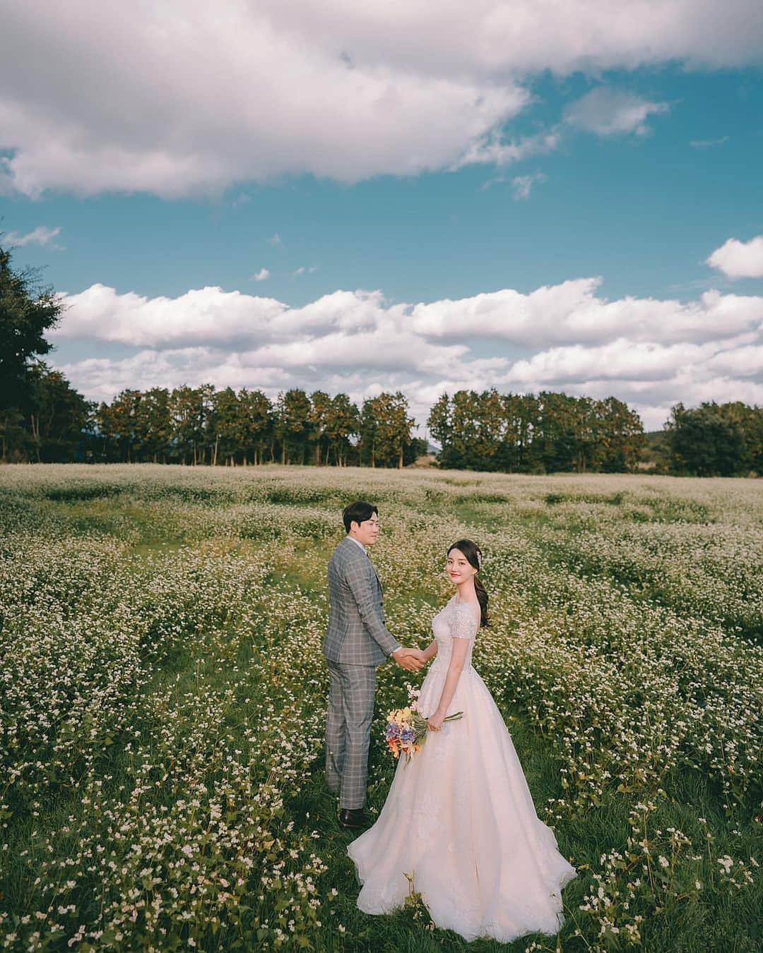 プレ花嫁の結婚式準備サイト marry【マリー】さんのインスタグラム写真 - (プレ花嫁の結婚式準備サイト marry【マリー】Instagram)「この、白くて愛らしいのは、【蕎麦のお花】のお花畑だそう🤍﻿ ﻿ ﻿ ﻿ ﻿ 済州市でウェディングフォトを撮っている @shutterpresso_jeju さんの撮影写真です🌴﻿ ﻿ ﻿ ﻿ ﻿ *﻿ *﻿ *﻿ *﻿ marryは「世界中の可愛い」を集める﻿ ウェディングサイトです💎﻿ ﻿ サイト内には、﻿ 結婚式のアイデアを紹介する記事が1万以上✨﻿ 毎日朝7時と夜の6時に新着記事をUP✨﻿ @marryxoxo_wd の﻿ プロフィールURLからチェックできます💍﻿ ﻿ 特に人気の記事は﻿ @marryxoxo_id のアカウントでも﻿ 紹介しているので必見🌷﻿ ﻿ ﻿ ﻿ しゃぼん玉バルーンや指輪のレースサブレなどのオリジナル商品は、@marryxoxo_shopのアカウントで紹介しています💕﻿ ◌ ❁˚﻿ #プレ花嫁#卒花#卒花嫁#2021春婚#2021夏婚#2021秋婚#2021冬婚#2022春婚#2022夏婚#2022冬婚#2022秋婚#結婚式#結婚#ウェディング﻿」2月27日 12時12分 - marryxoxo_wd