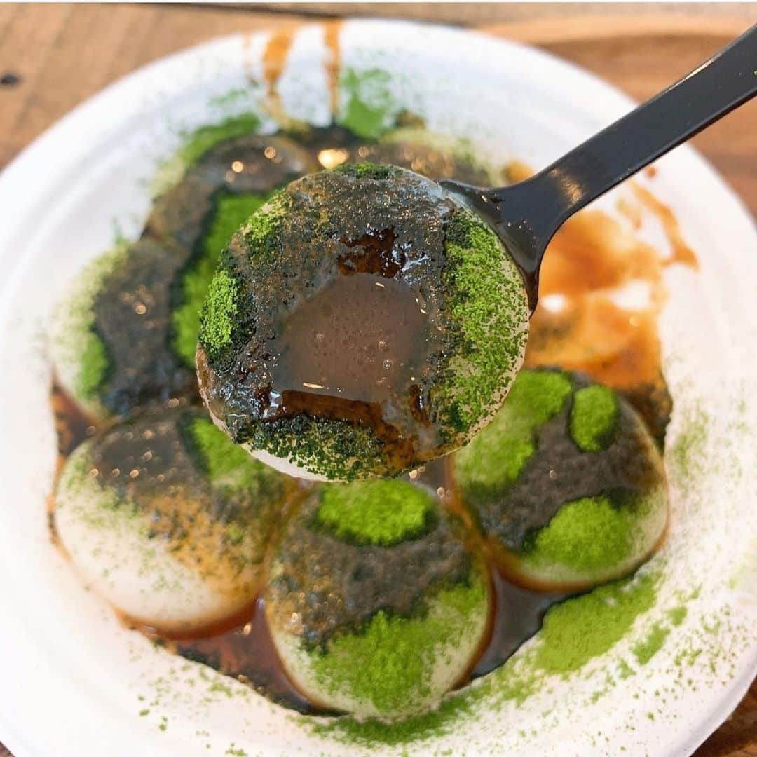 tealilycafeのインスタグラム：「Matcha kuromitsu dango ดังโงะสูตรเฉพาะจากทางร้าน ที่ปั้นสดหลังจากคุณลูกค้าสั่งเท่านั้น โรยด้วย uji matcha และราดซอส kuromitsu น้ำตาลทรายแดงเคี่ยว ที่ทางร้านสั่งน่ำตาลทรายแดงมาจากโอกินาว่า และมาเคี่ยวต่ออีก 5 ชั่วโมงครึ่งจนได้เนื้อคาราเมล  แวะทานดังโงะสดๆ อุ่นๆ พร้อมเครื่องและขนมชาเขียวอีกมากมายได้ที่นี่นะคะ ^ ^ #homematcha Cr. Photo @benhwa ที่น่ารักกกกกก 💚」